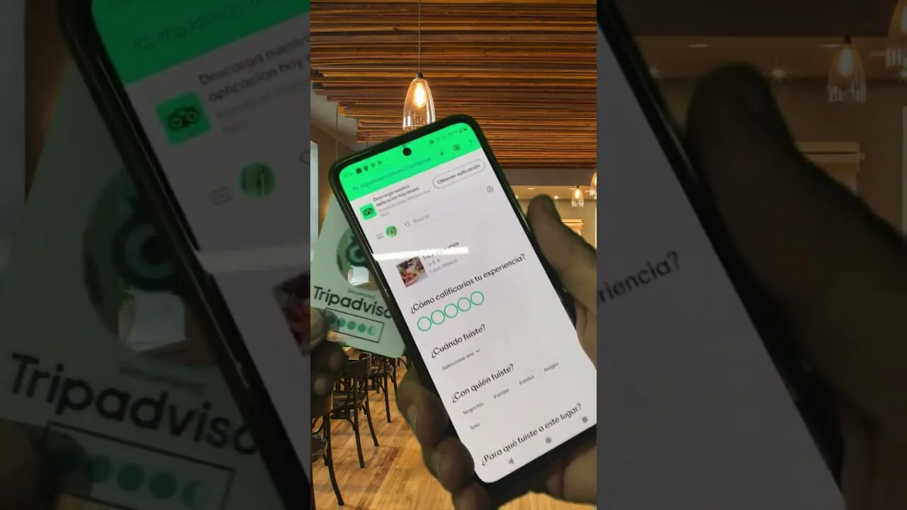 Cliente acercando su celular a una tarjeta NFC de TripAdvisor para dejar una reseña